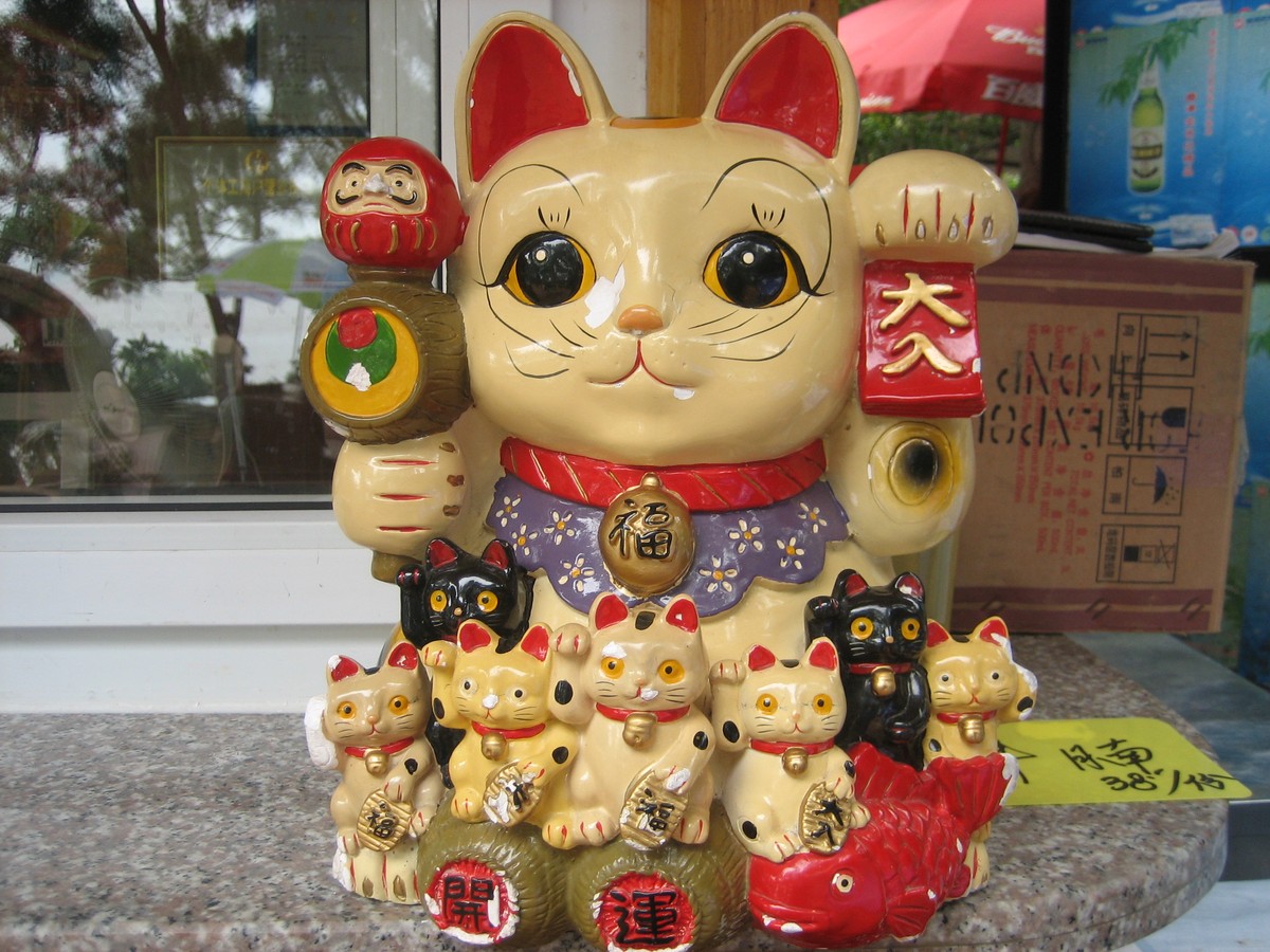 Beckoning Cat statue at a Xiamen beach restaurant